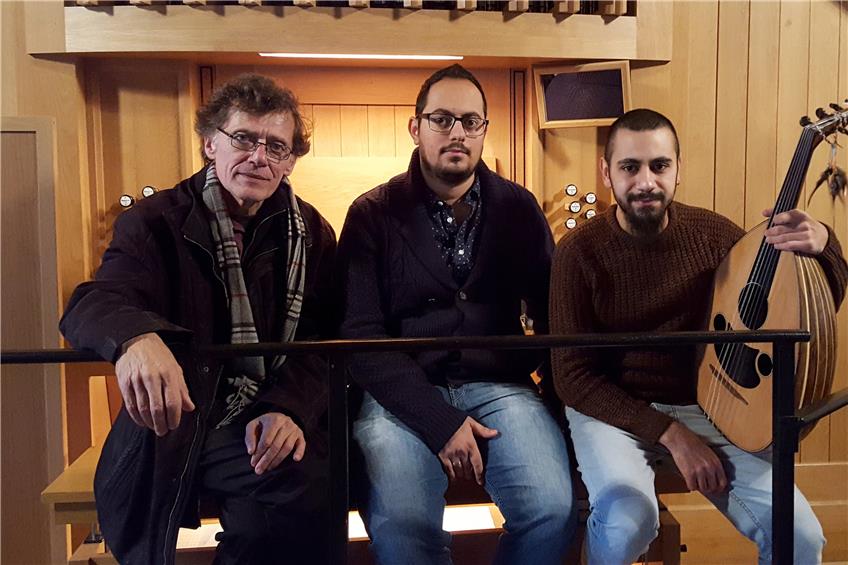 Geben ein gutes Gespann ab: Der Horber Organist Michael Grüber und die Syrer Mahran Yakoub und Ahmad Almir (von links).Bild: Schäfer