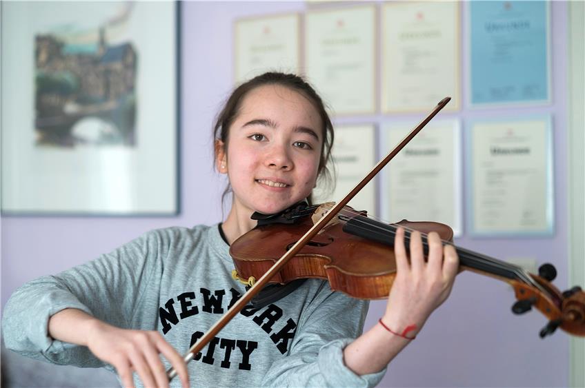 Geige spielt Cecilia Kaiser, seit sie fünf Jahre alt ist. Inzwischen sind noch Oboe und Klavier dazugekommen. Bild: Metz