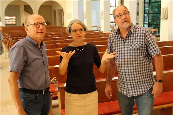 Gemeindereferentin Sigrid Karus hat mit Nils Krieger (links) und Michael Belm den neuen Kirchenführer verfasst. Bilder: Hannes Kuhnert