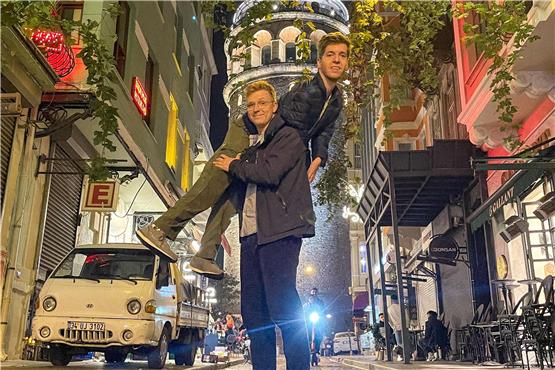 Gemeinsam um die Welt: Lovis  Wiefelspütz trägt seinen Freund Alexander Källner über der Schulter auf einer Straße in Istanbul. Foto: --/Lovis  Wiefelschütz/dpa