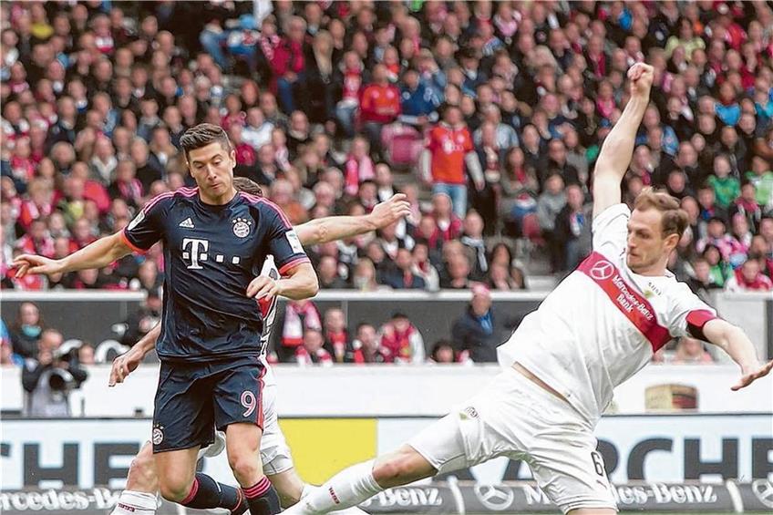 Georg Niedermeier versuchte vor Bayern-Stürmerstar Robert Lewandowski (li.) zu klären - und traf ins eigene Tor. Foto: Eibner