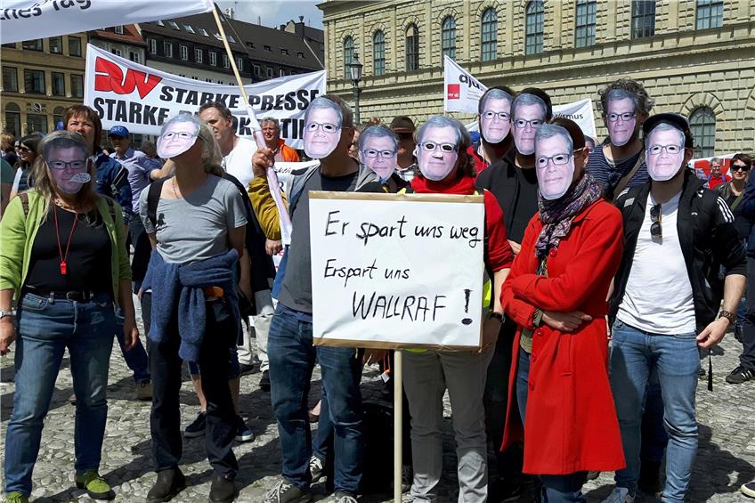 Georg Wallraf ist der Verhandlungsführer der Verleger. Mit einer „Wallraf-Maske“ bekundeten Journalistinnen und Journalisten, hier bei einer Kundgebung in München, ihre Unzufriedenheit mit den Tarifverhandlungen, die am kommenden Montag in die sechste Runde gehen.Bild: Steuernagel