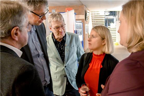 Gerd Weimer, Andreas Weber, Jochen Gewecke (von links) und Bettina Ahrens (rechts) im Gespräch mit Verena Bentele. Bild: Uli Rippmann