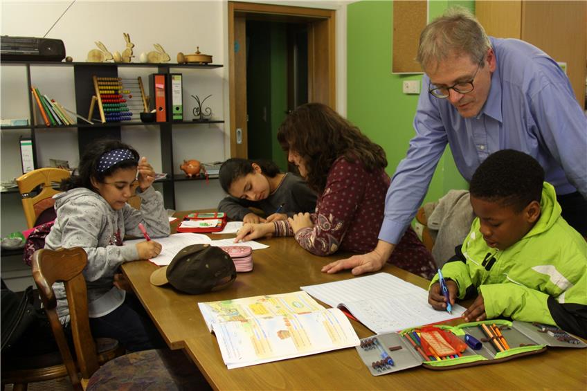 Gerolf von Kürthy und Silvia Hüttenrauch kümmern sich mittwochs und freitags Nachmittags um die Hausaufgabenbetreuung für etwa zehn Schulkinder aus Sulzer Flüchtlingsfamilien. Bild: Cristina Priotto