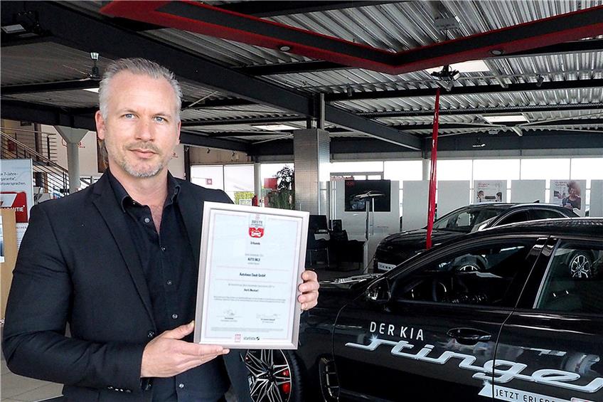 Geschäftsführer Andreas Daub präsentiert die Urkunde, die sein Horber Autohaus als eines der 1000 besten in Deutschland ausweist. Bilder: Karl-Heinz Kuball