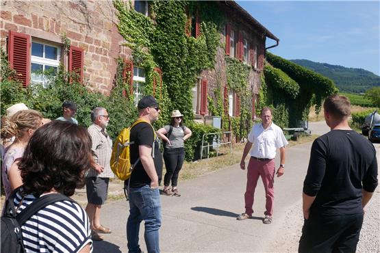Geschäftsführer Ewald Glaser (rote Hose) führt zukünftige Klimabotschafter über den Aspichhof in Ottersweier. Bilder: Dunja Bernhard
