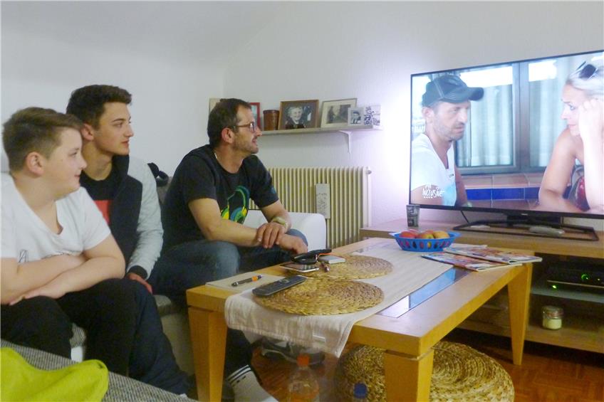 Gespannt schaut Martin Inci (rechts) mit seinen Söhnen Luca (links) und Tim auf den Bildschirm. Bild: Dürr