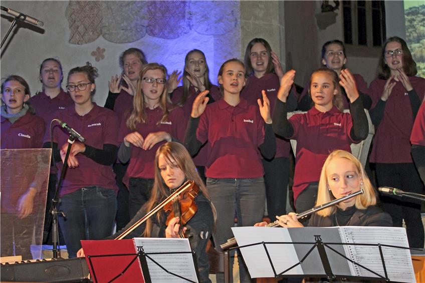 Gestenreich luden die jungen Moriz-Sängerinnen zum Abschluss ihre Zuhörer ein: „Wir sehen uns in Jerusalem!“ Bild: Stogios