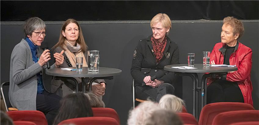 Gisela Schneider, Susanne Babila, Moderatorin Stefanie Schneider und Herta Däubler-Gmelin (von links) sprachen über Gewalt im Kongo. Bild: Ulrich Metz