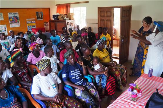 Gisela Schneider (Zweite von rechts) spricht mit Betroffenen in Sierra Leone über die Spätfolgen der Ebola-Epidemie.Bild: Warth