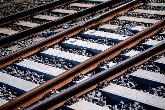 Gleise sind an einem Bahnhof im Schotterbett verlegt. Foto: Hauke-Christian Dittrich/dpa/Symbolbild