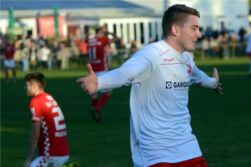 Goalgetter am Tag nach seinem Geburtstag: Fabian Schmid vom TSV Ofterdingen hatte gestern Grund zur Freude. Bild: Rippmann