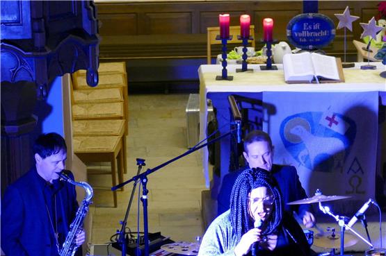 Gospelsängerin Caroline Aigbe und ihre Band brachten die Kirche in Glatten zum Beben. Bild: Jochen Stöhr