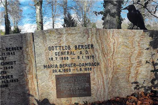 Gottlob Bergers Grab in Gerstetten. Auf der unteren Bronzeplakette dankte US-General Delmar Taft Spivey Berger dafür, dass er gefangene Angehörige der US Air Force beschützt hat.Bild: Wolfgang Sannwald