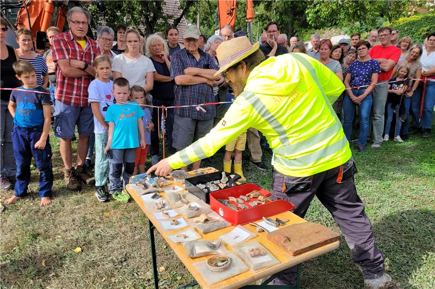Grabungsleiter Max Hermann von Archaeo-BW erläutert die ausgestellten Fundstücke. Bild: Stadt Horb