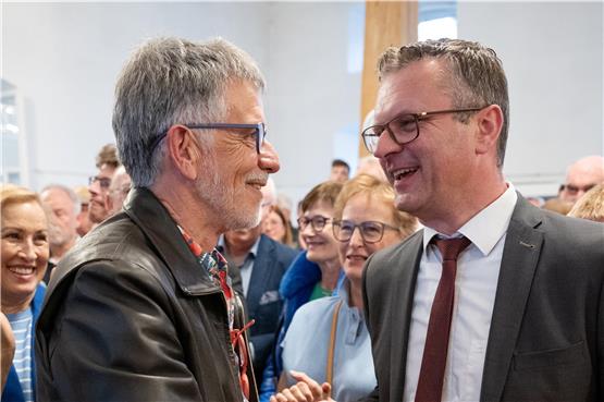 Gratulation auf Augenhöhe: Klaus Weber beglückwünscht den alten und neuen Oberbürgermeister Stephan Neher. Bild: Carolin Albers
