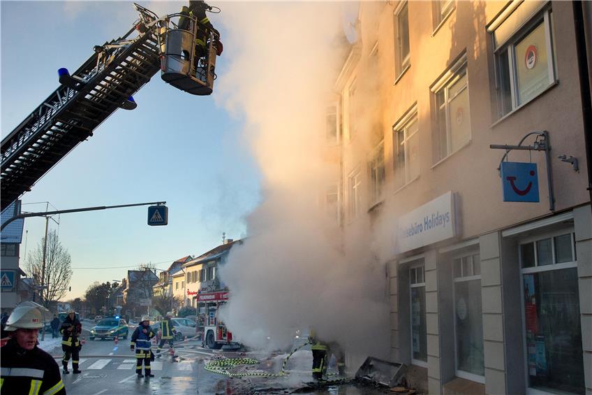 Großeinsatz in der Mössinger Innenstadt: Im Geschäftsgebäude in der Grabenstraße 1 war gestern Nachmittag ein Feuer ausgebrochen. Bild: Franke