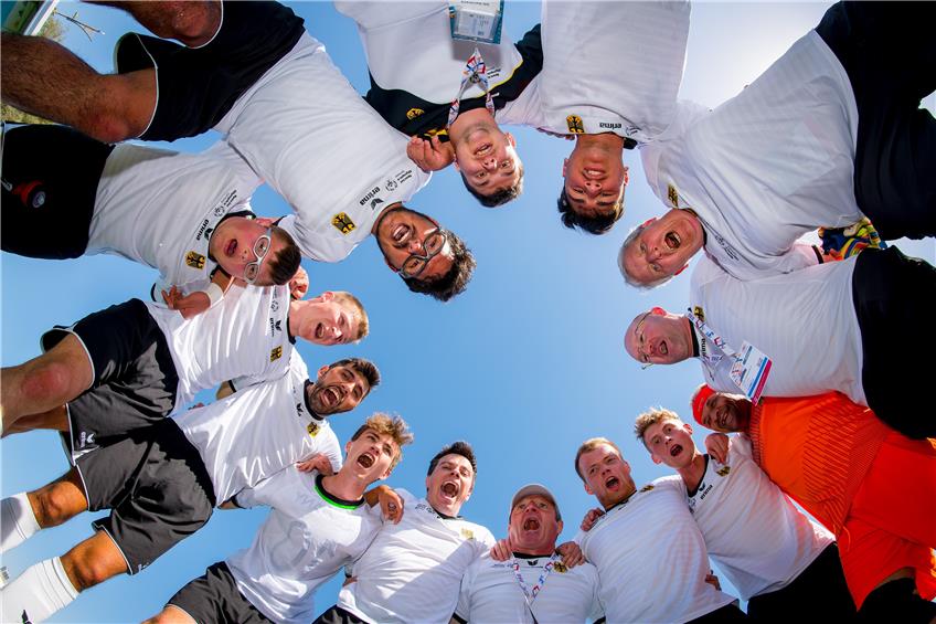 Großen Mannschaftsgeist beweisen die deutschen Fußballer der„Special Olympics“-Auswahl, die hier ihre Freude über die Bronzemedaille in Abu Dhabi herausschreien. „Wir verstehen uns sehr gut“ . Bild: SOD/Sascha Klahn