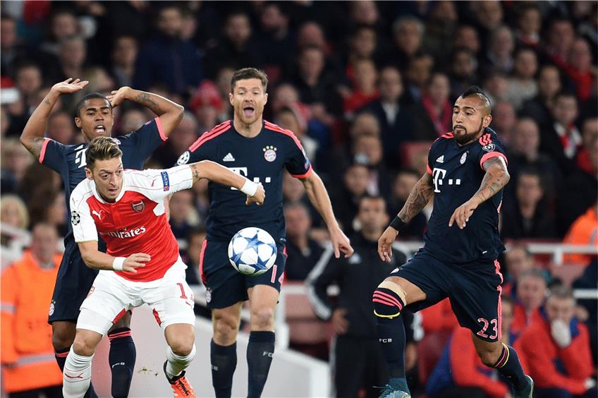 Gruppenspiel im Oktober 2015: Arsenals Mesut Özil (links) versuchte Douglas Costa , Xabi Alonso und Arturo Vidal (von links) zu entwischen, die Bayern unterlagen 0:2. Foto: dpa