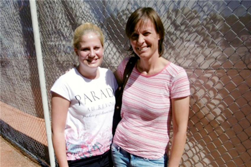 Haben erneut die Tennisspielerinnen des Bundesligavereins Waldau Stuttgart physiotherapeutisch betreut: Jana Nesch (links) und Catrin Müller. Privatbild