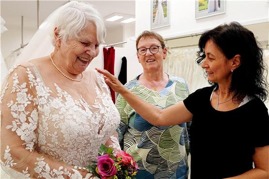 Hachenberger mit (von links) Rita Eisen und Loredana Faiß im Horber Brautmodengeschäft Brautfashion Loredana. Bild: Karl-Heinz Kuball 