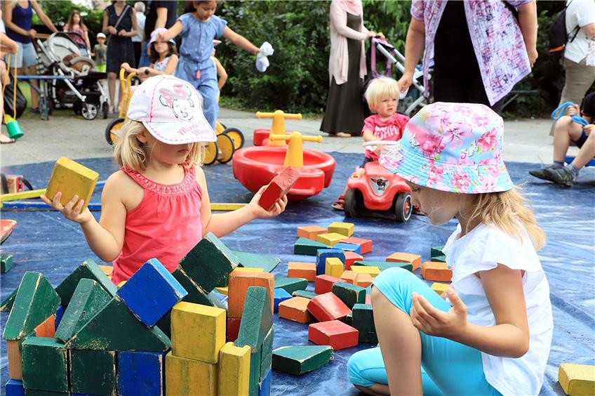 Häuslebauerinnen von morgen experimentierten beim Spiele-Parcours von „Spass-Partout“ im Wöhrd-Stadtpark mit bunten Holzklötzen.