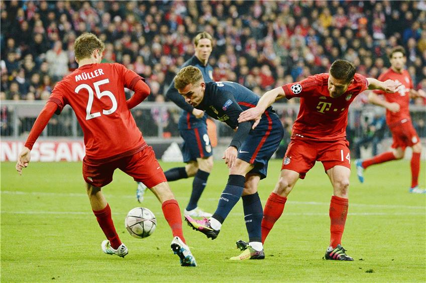 Halbfinale der Champions League: Im Mai schieden die Bayern mit Thomas Müller (links) und Xabi Alonso (rechts) gegen Atlético aus, Antoine Griezmann erzielte beim 2:1 der Münchner im Rückspiel den Gegentreffer, der den Madrilenen das Weiterkommen sicherte. Foto: dpa