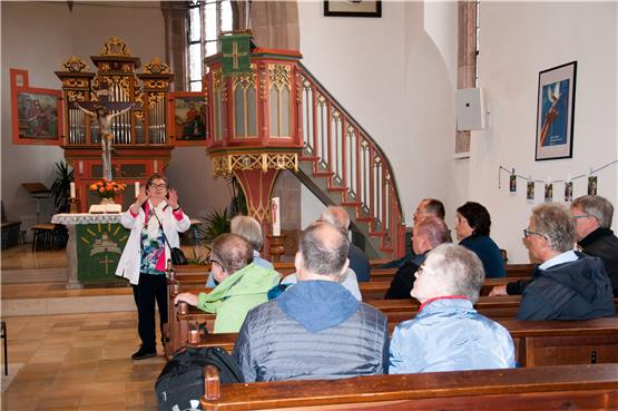 Hannelore Ellinger (links) wusste viel über die beeindruckende Wehrkirche in Bergfelden zu berichten.