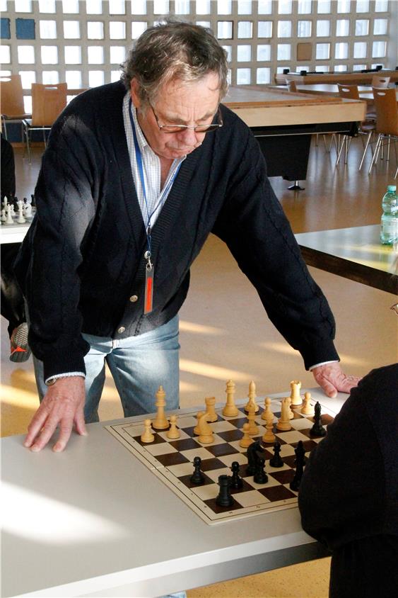 Hans Ellinger, ehemaliger Oberstaatsanwalt, beim Simultanschach im Kultursaal des Rottenburger Gefängnisses. Bild: Keicher
