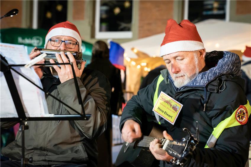 Hans Elwert (rechts) und Andreas Braun sorgten mit Gitarre und Mundharmonika für treffliche vorweihnachtliche Stimmung.