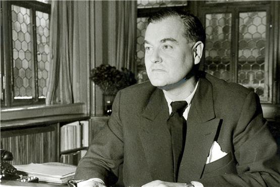 Hans Gmelin 1955 in seinem Arbeitszimmer im Rathaus. Archivbild: Göhner