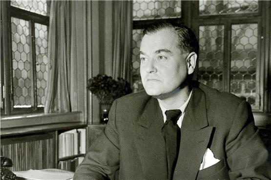Hans Gmelin 1955 in seinem Arbeitszimmer im Tübinger Rathaus. Archivbild