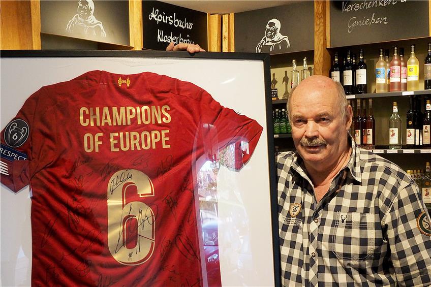 Harry Kläger mit einem signierten Trikot des FC Liverpools, das gerade auf Ebay versteigert wird.