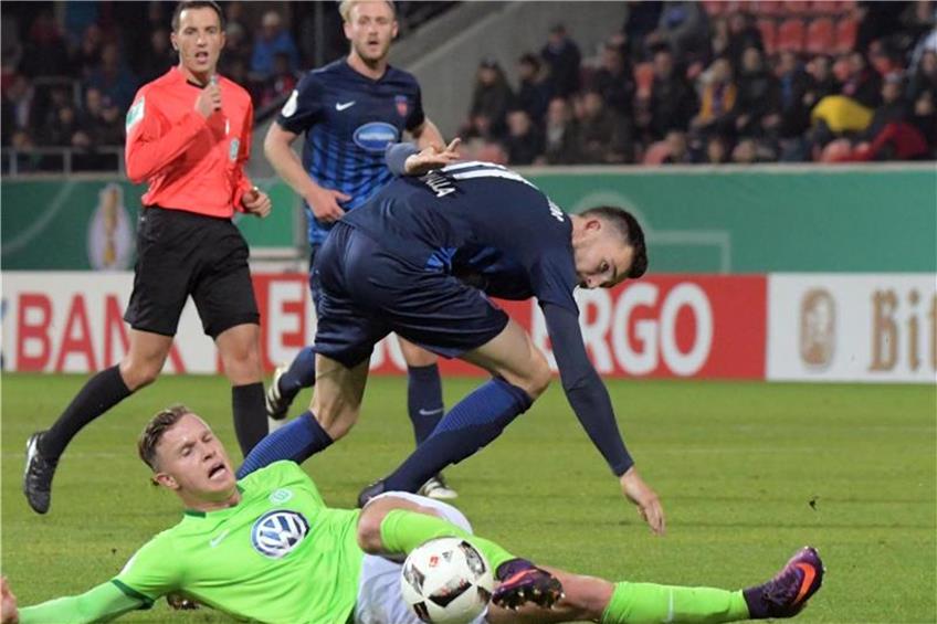 Heidenheims Denis Thomalla (oben) und Wolfsburgs Yannick Gerhardt kämpfen um Ball. Foto: Stefan Puchner dpa