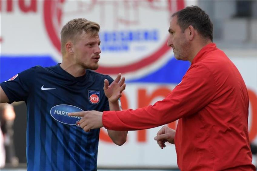 Heidenheims Marcel Titsch-Rivero (l.) diskutiert mit Trainer Frank Schmidt. Foto: Stefan Puchner dpa