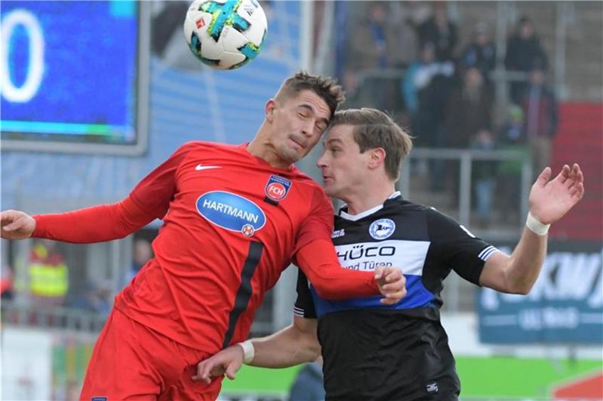 Heidenheims Nikola Dovedan (l) und Bielefelds Tom Schütz kämpfen um den Ball. Foto: Stefan Puchner dpa