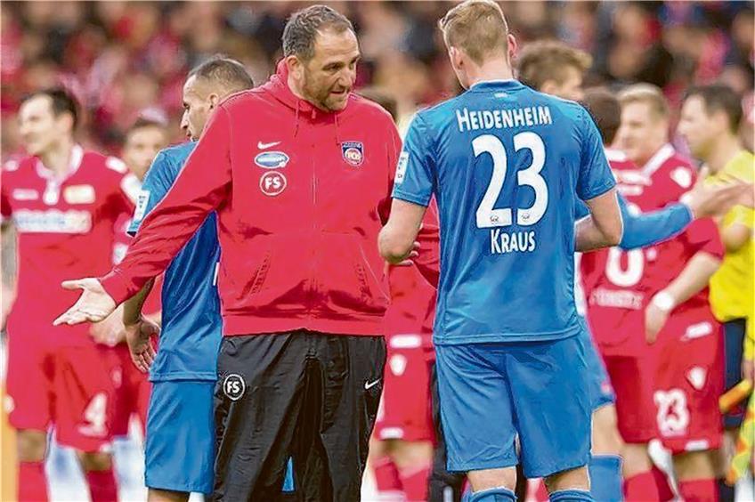 Heidenheims Trainer Frank Schmidt (links) - hier mit Verteidiger Kevin Kraus nach dem 0:1 bei Union Berlin - plant bereits den Kader für die nächste Saison. Foto: dpa