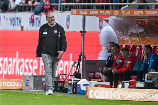 Heidenheims Trainer Frank Schmidt reagiert unzufrieden. Foto: Harry Langer/dpa