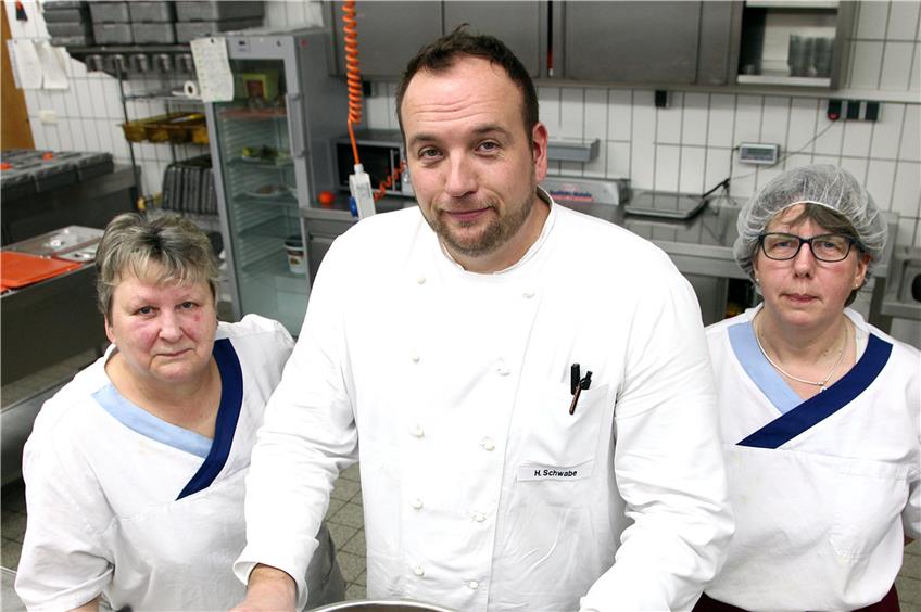 Heiko Schwabe – hier mit seinen Mitarbeiterinnen Erika Plocher (links) und Doris Gehrke – ist Küchenchef im Altenheim Ita von Toggenburg – und somit auch der Koch der Vesperkirche und Herr über 500 tägliche Essen. Bild: Kuball