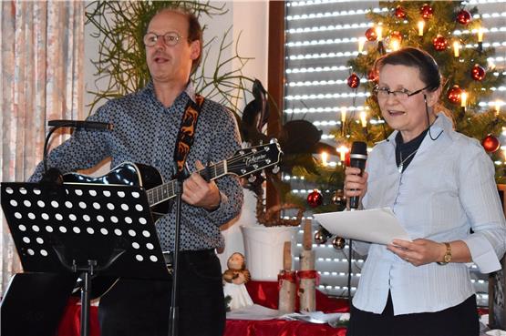 Heimleiterin Elke Wegenast und Ewald Plocher präsentierten gleich zwei verschiedene Weihnachtsgeschichten. Bild: Wolfgang Heidepriem