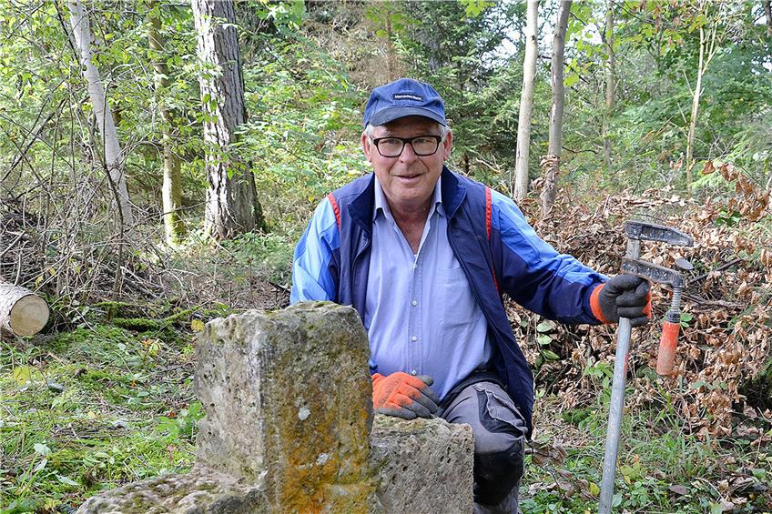 Heinrich Raible sorgte mit Unterstützung von Steinmetzmeister und Stadtrat Jürgen Poppitz dafür, dass das durch eine umgestürzte Fichte beschädigte Häfnerkreuz sich in einem Waldstück beim Rauhen Stich wieder im alten Zustand befindet. Privatbild