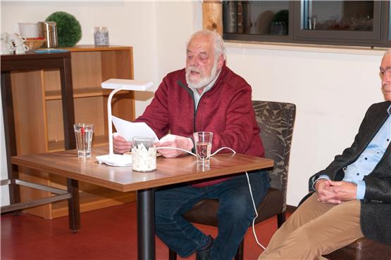 Helmut Engisch stellte begeistert das Buch „Unter dem Gähnenden Stein“ von Klaus Schätzle (rechts) vor. Bild: Margita Manz