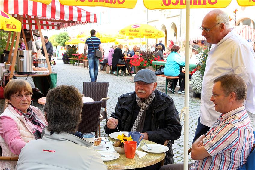 Helmut Kipp (stehend rechts im Bild) wünscht sich mehr Belebung für den Marktplatz. Hilfreich sind Veranstaltungen wie das Apfelfest, das dieses Jahr allerdings wegen Regen abgesagt werden musste. Archivbild: Kuball