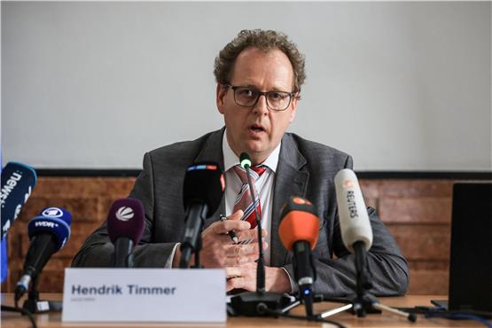 Hendrik Timmer, Staatsanwalt in Düsseldorf, berichtet über die Ergebnisse der Razzia gegen eine Schleuserbande. Foto: Oliver Berg/dpa