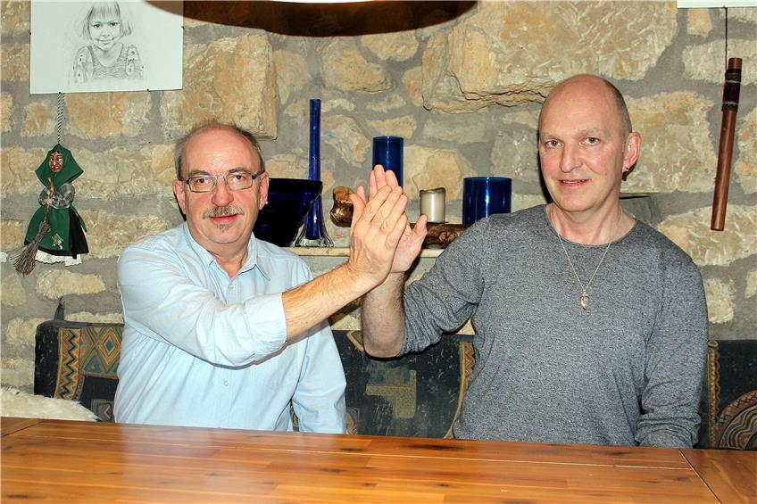 High Five: Wolfgang und Ingo Armbruster denken jedes Jahr am 8. Januar an die Nierentransplantationzurück, die sie 2008 gemeinsam in der Freiburger Universitätsklinik vollzogen.Bild: Kuball