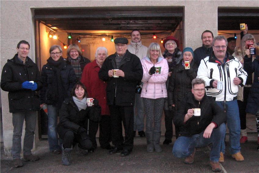 Hoch die Tassen: Beim kleinen Garagenfest in Mühlen dankte Horbs Stadtwerke-Chef Eckhardt Huber (ganz links) den Anwohnern für ihre Geduld.Bild: wib