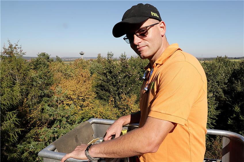 Hoch über den Baumwipfeln von Nordstetten: Reinhard Schulze kann auch auf die Technik des Hubsteigers zurückgreifen.