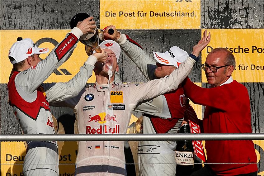 Hochgefühle in Hockenheim: DTM-Champion Marco Wittmann bekommt von den Kollegen Edoardo Mortara (l.) und Jamie Green die obligatorische Champagnerdusche. Foto: dpa
