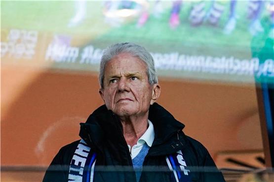 Hoffenheims Mäzen Dietmar Hopp steht auf der Tribüne. Foto: Uwe Anspach/dpa