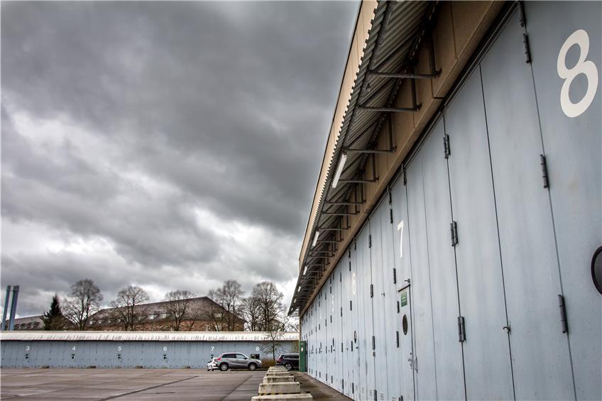 Hoffentlich sind die düsteren Wolken kein schlechtes Omen für die Gebäude des zukünftigen Feuerwehr-Zentrums Horb auf dem Kasernengelände.Bilder: bbm